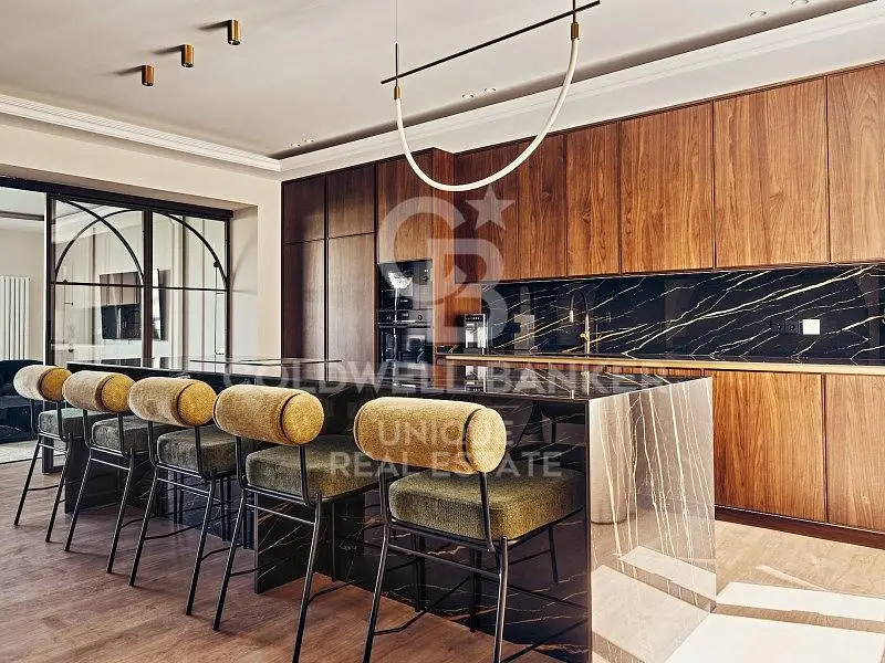 Cocina; electrodomésticos, suelo de madera, luz natural