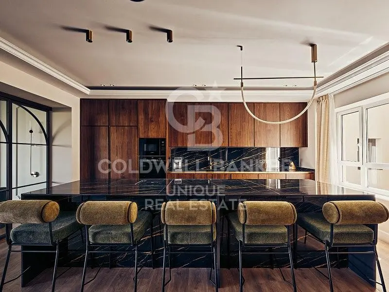 Cocina; electrodomésticos, suelo de madera, luz natural, estilo moderno