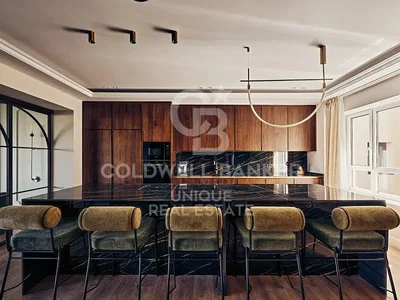 Cocina; electrodomésticos, suelo de madera, luz natural, estilo moderno