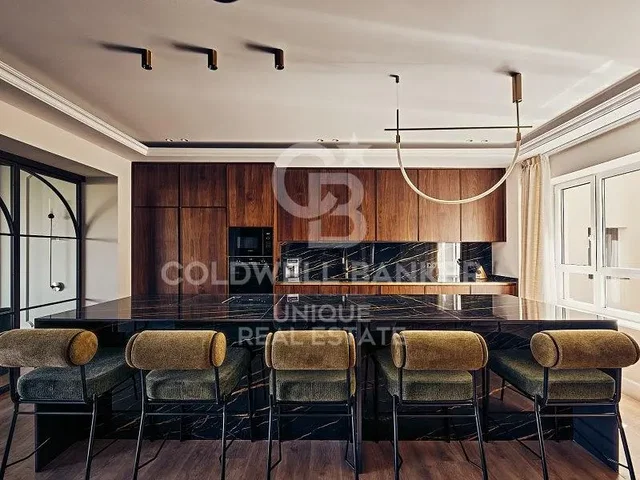 Kuhinja; kuhinjski aparati, drveni pod, prirodno svjetlo, moderni stil