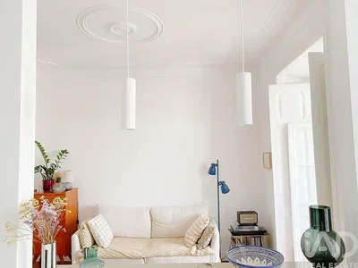 Salon; style moderne, lumière naturelle, parquet