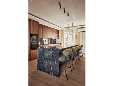 Cocina; electrodomésticos, suelo de madera, luz natural, estilo moderno