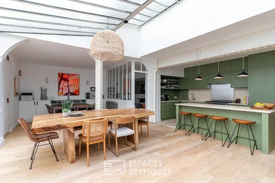 Sala da pranzo; elettrodomestici, pavimento in piastrelle, luce naturale, stile moderno