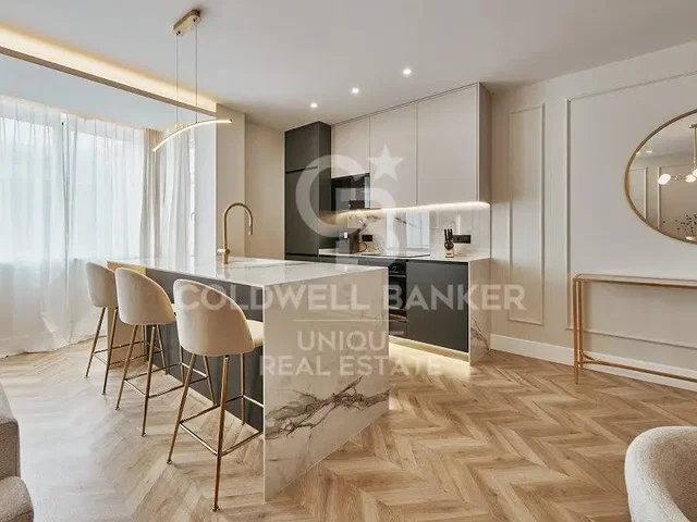 Cucina; elettrodomestici, pavimento in legno, luce naturale, stile moderno