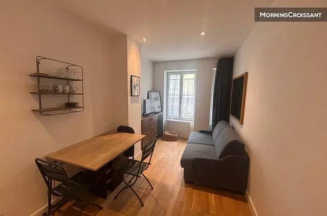 Salon; parquet, lumière naturelle, style moderne