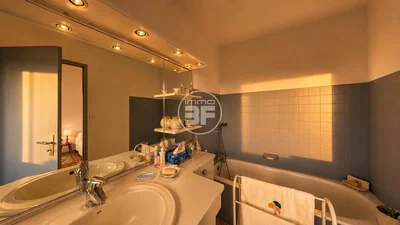 Badezimmer; fliesenboden, renovierungsbedürftig, tageslicht