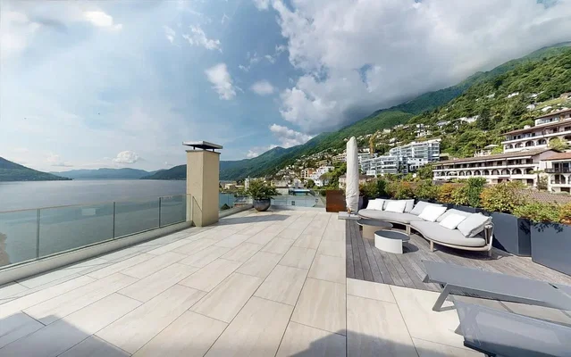 Terrazza; vista, pavimento in piastrelle, luce naturale