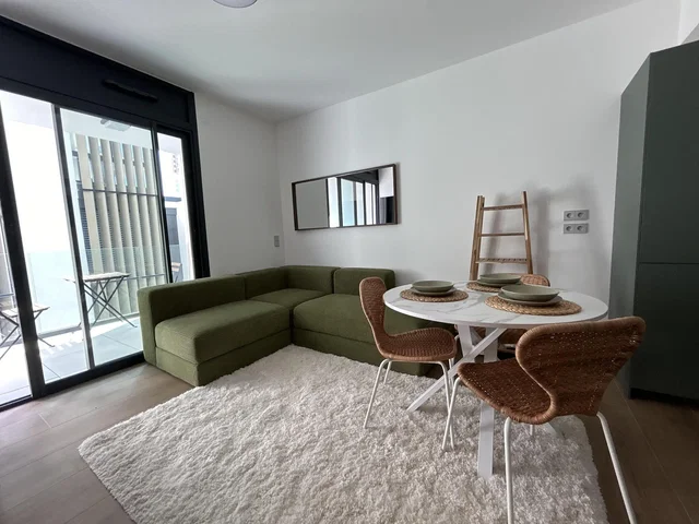 Salon; lumière naturelle, carrelage
