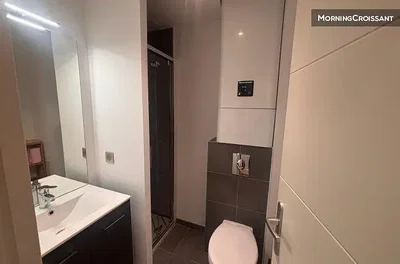 Toilettes; carrelage, lumière naturelle