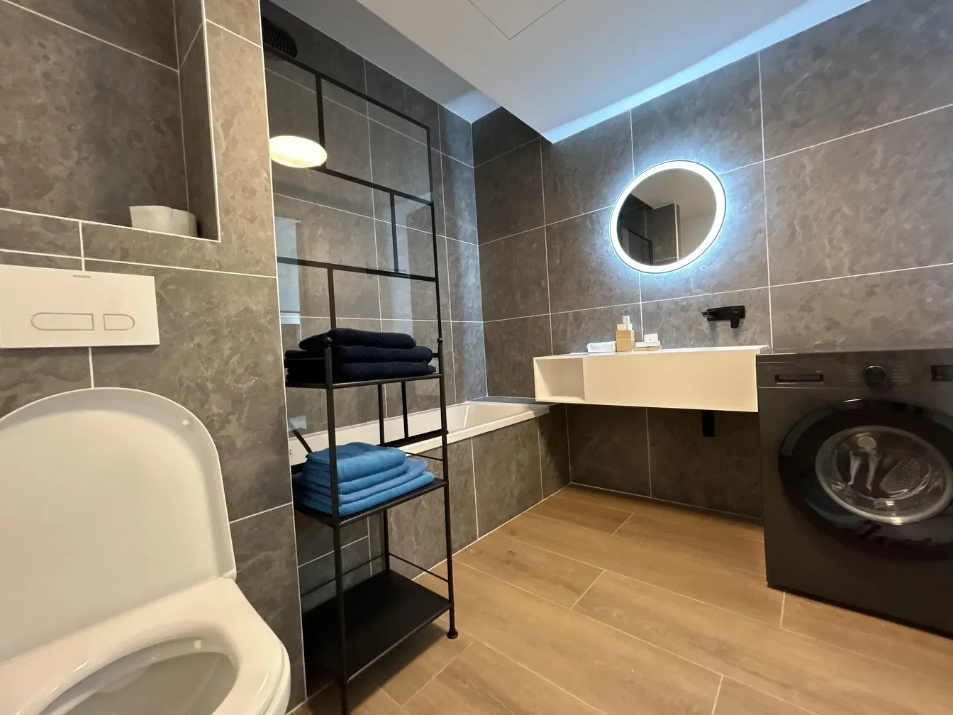 Toilette; fliesenboden, renoviert, tageslicht