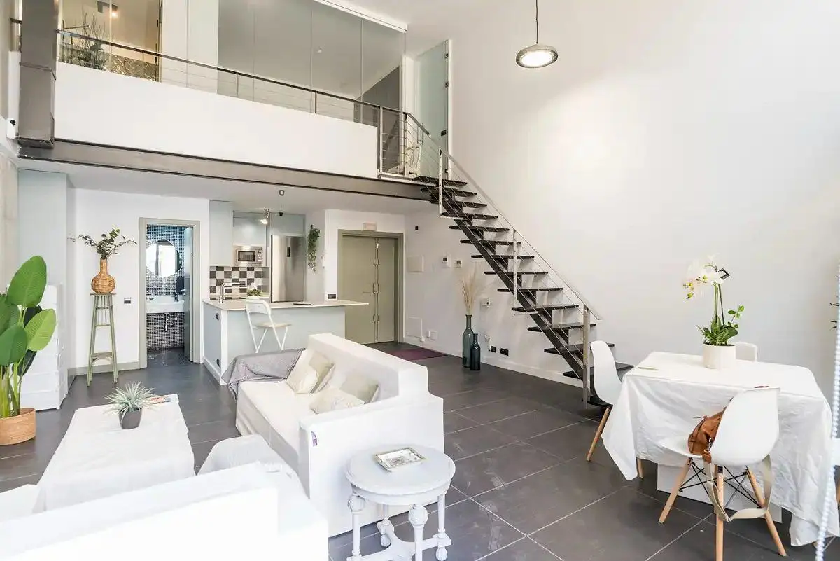Wohnzimmer; tageslicht, fliesenboden, moderner stil
