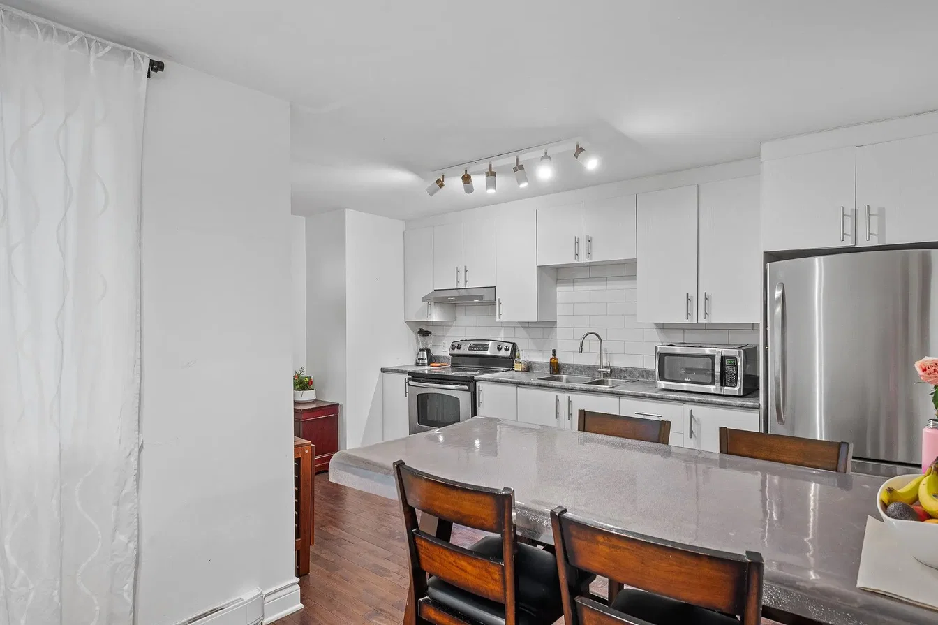 Kitchen; kitchen appliances, natural light, modern style