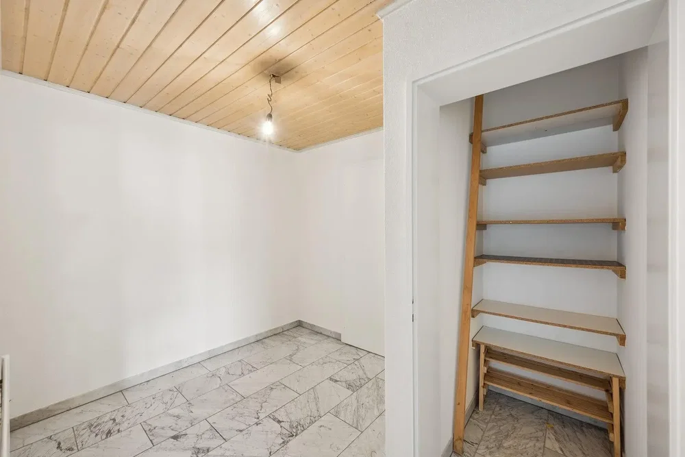 Sonstiges; fliesenboden, holzbalken