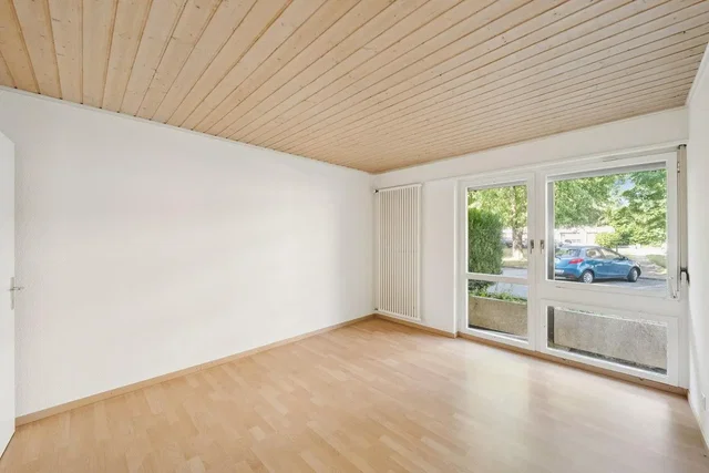 Soggiorno; pavimento in legno, travi in legno, luce naturale