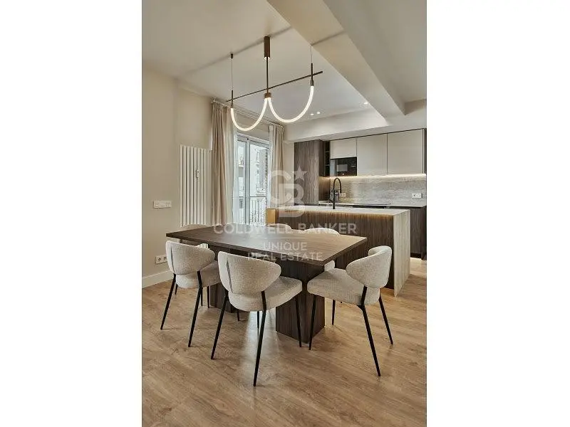 Cucina; elettrodomestici, pavimento in legno, luce naturale, stile moderno