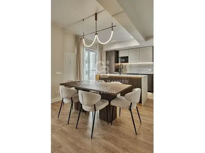 Cucina; elettrodomestici, pavimento in legno, luce naturale, stile moderno
