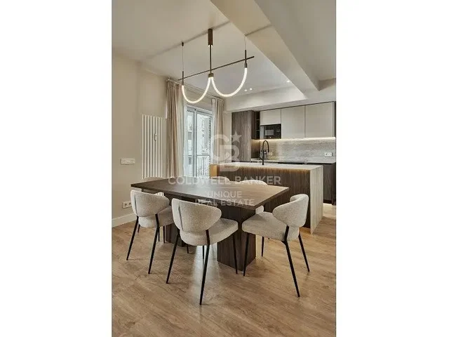 Cucina; elettrodomestici, pavimento in legno, luce naturale, stile moderno