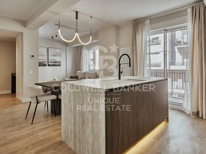 Cucina; elettrodomestici, pavimento in legno, luce naturale, stile moderno