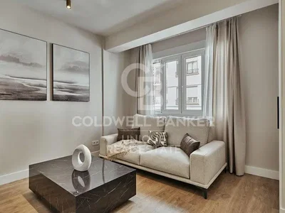 Soggiorno; pavimento in legno, luce naturale, stile moderno