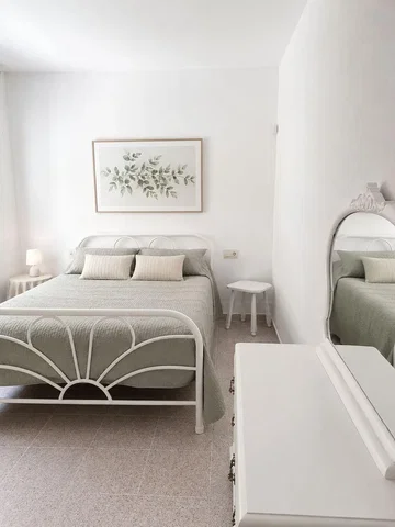 Camera da letto; luce naturale, stile moderno