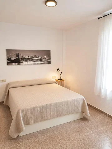 Camera da letto; pavimento in piastrelle, luce naturale