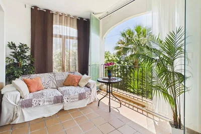 Balcone; luce naturale, vista, pavimento in piastrelle
