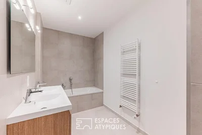 Banyo; tadilatlı, fayans zemin, doğal ışık