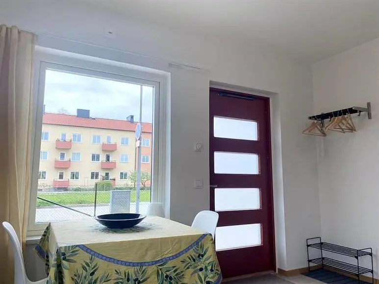 Soggiorno; luce naturale, pavimento in piastrelle