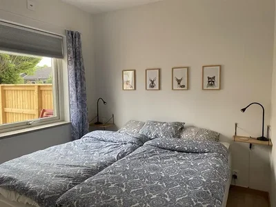 Camera da letto; luce naturale, pavimento in legno