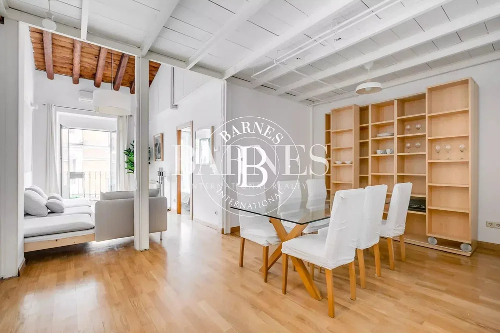 Soggiorno; travi in legno, pavimento in legno, luce naturale, stile moderno
