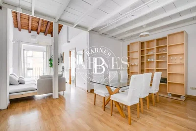 Soggiorno; travi in legno, pavimento in legno, luce naturale, stile moderno