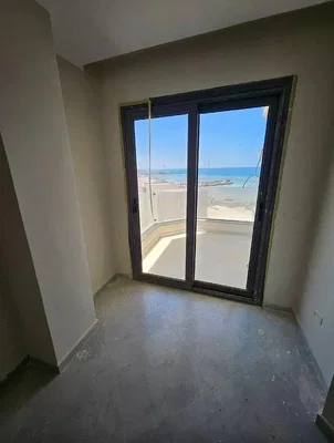 Μπαλκόνι; θέα, φυσικό φως, χρειάζεται ανακαίνιση