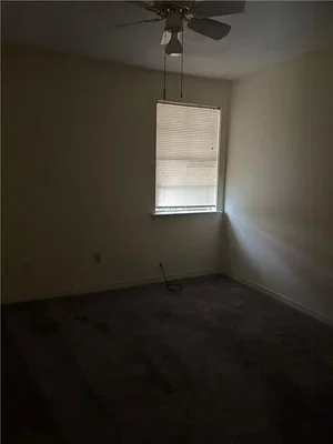 Chambre; lumière naturelle, intérieur sombre