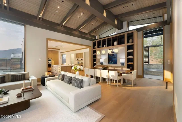 Salón; vista, vigas de madera, luz natural, estilo moderno