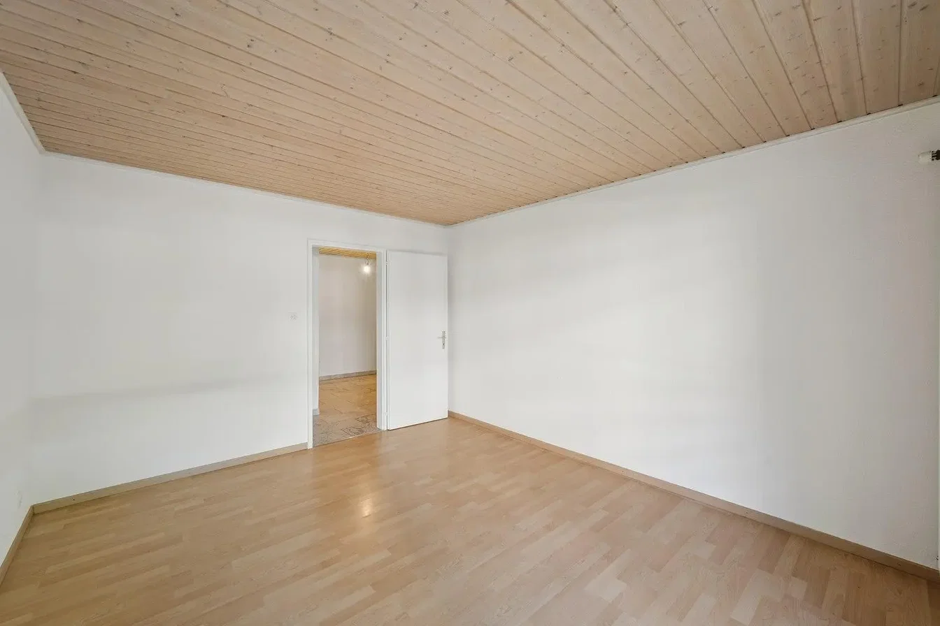 Schlafzimmer; holzboden, holzbalken, tageslicht
