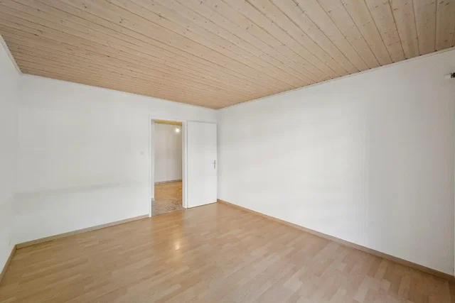 Camera da letto; pavimento in legno, travi in legno, luce naturale