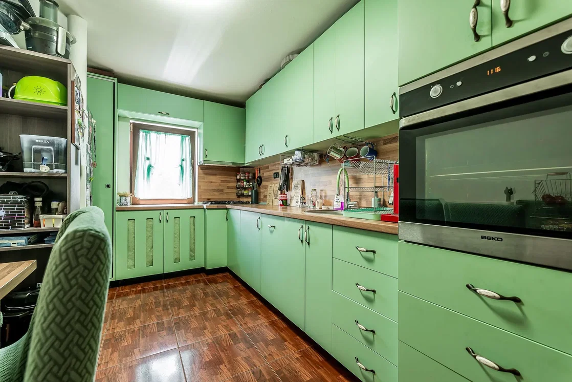 Кухиња; кухињски апарати, дрвени под, природно светло