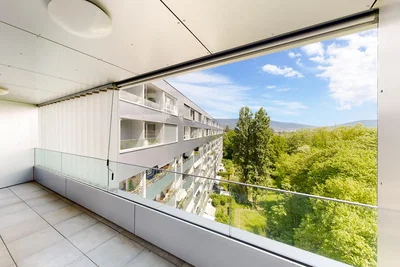 Balkon; blick, fliesenboden, tageslicht