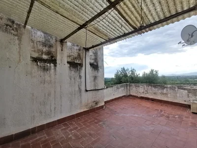 Ταράτσα; θέα, χρειάζεται ανακαίνιση, φυσικό φως