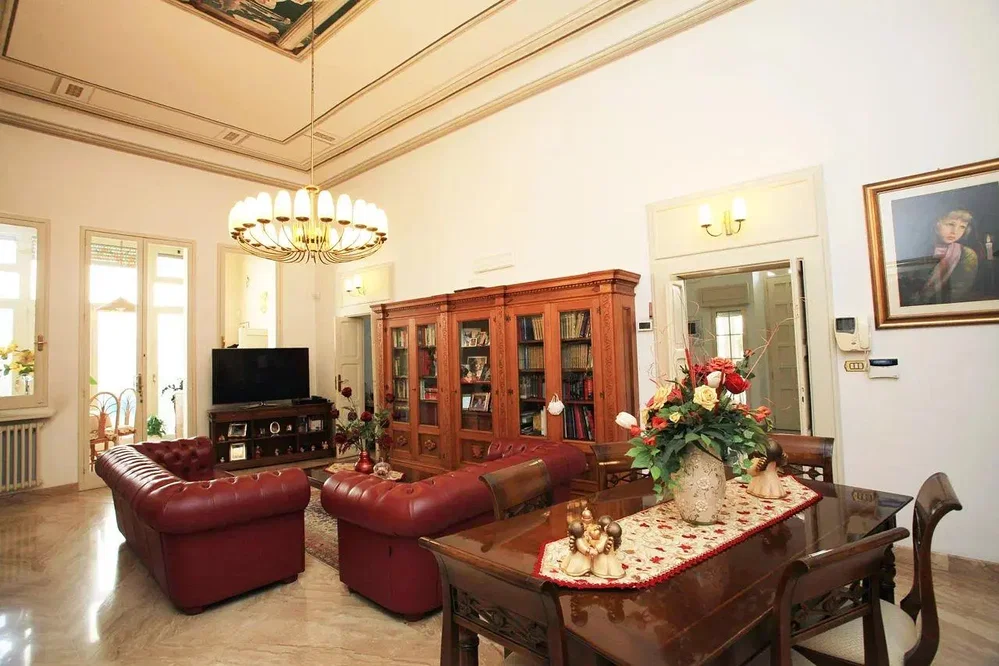Oturma odası; ahşap zemin, yüksek tavan, rustik stil, doğal ışık