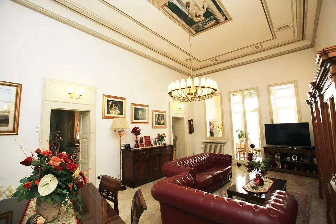 Oturma odası; doğal ışık, yüksek tavan, rustik stil
