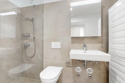Badezimmer; fliesenboden, renoviert, tageslicht