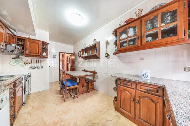 Kuhinja; kuhinjski aparati, pločice
