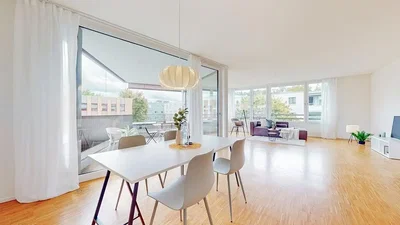 Soggiorno; luce naturale, pavimento in legno, stile moderno