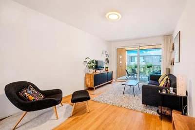 Dnevni boravak; prirodna svjetlost, drveni pod, moderan stil