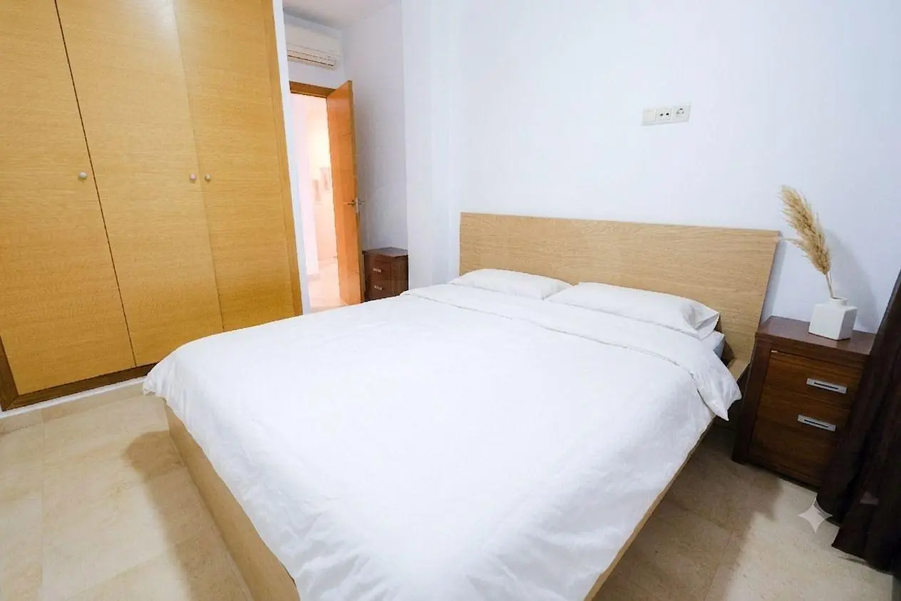Dormitorio; suelo de madera, suelo de baldosas, luz natural