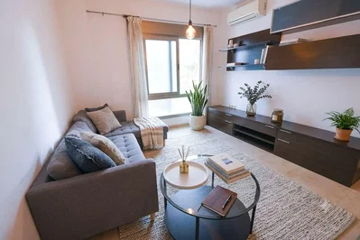 Oturma odası; doğal ışık, modern stil, ahşap zemin