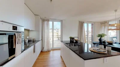 Cuisine; électroménager, parquet, lumière naturelle, style moderne