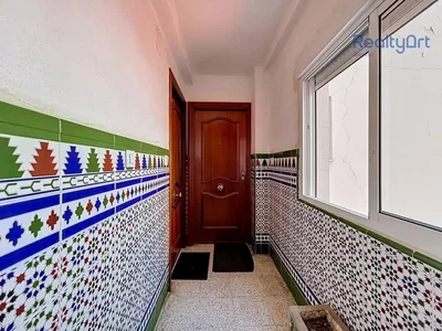 Vestiaire; carrelage, lumière naturelle