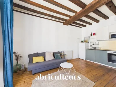 Wohnzimmer; holzboden, holzbalken, tageslicht, moderner stil
